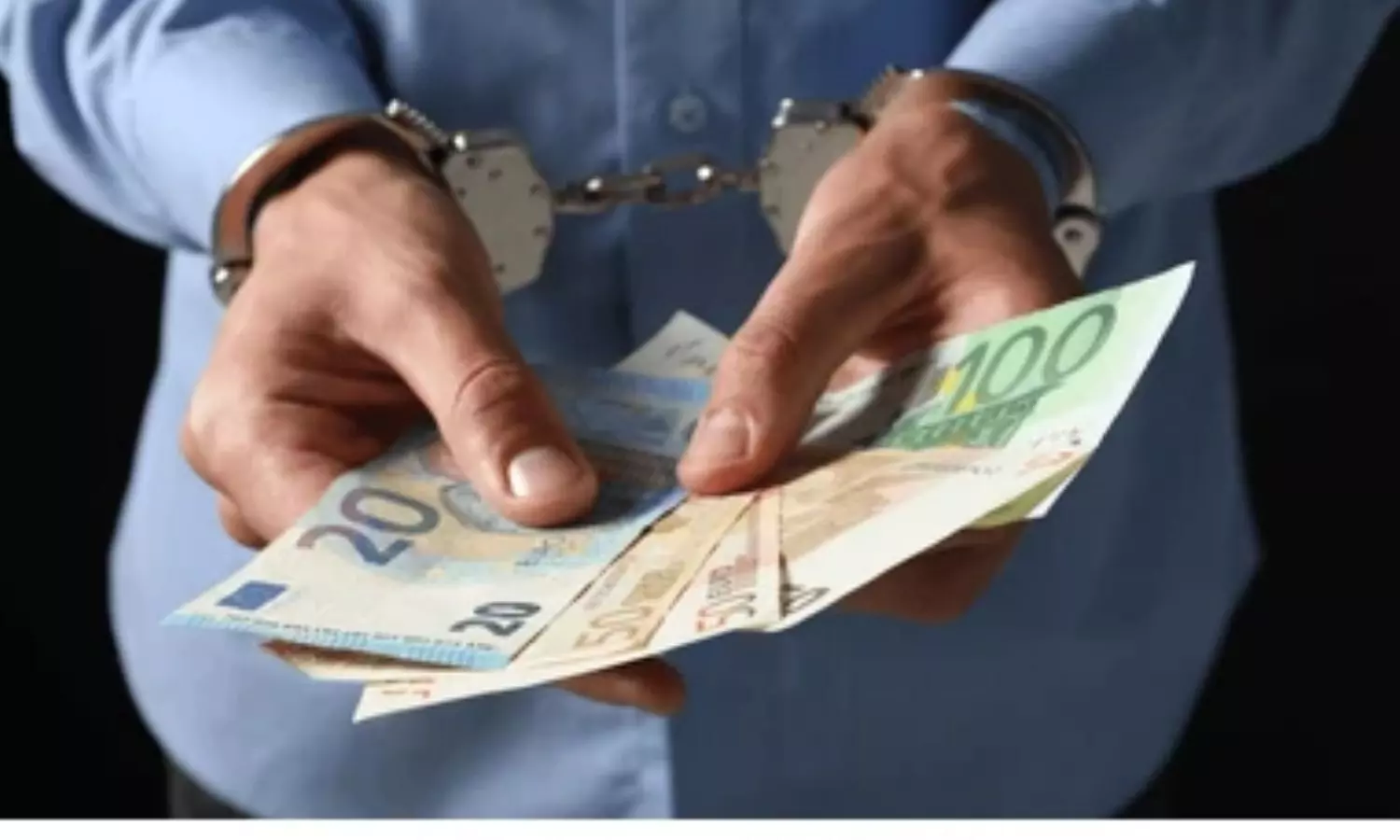 Read more about the article MP Medical officer, supervisor caught taking Rs 30,000 bribe