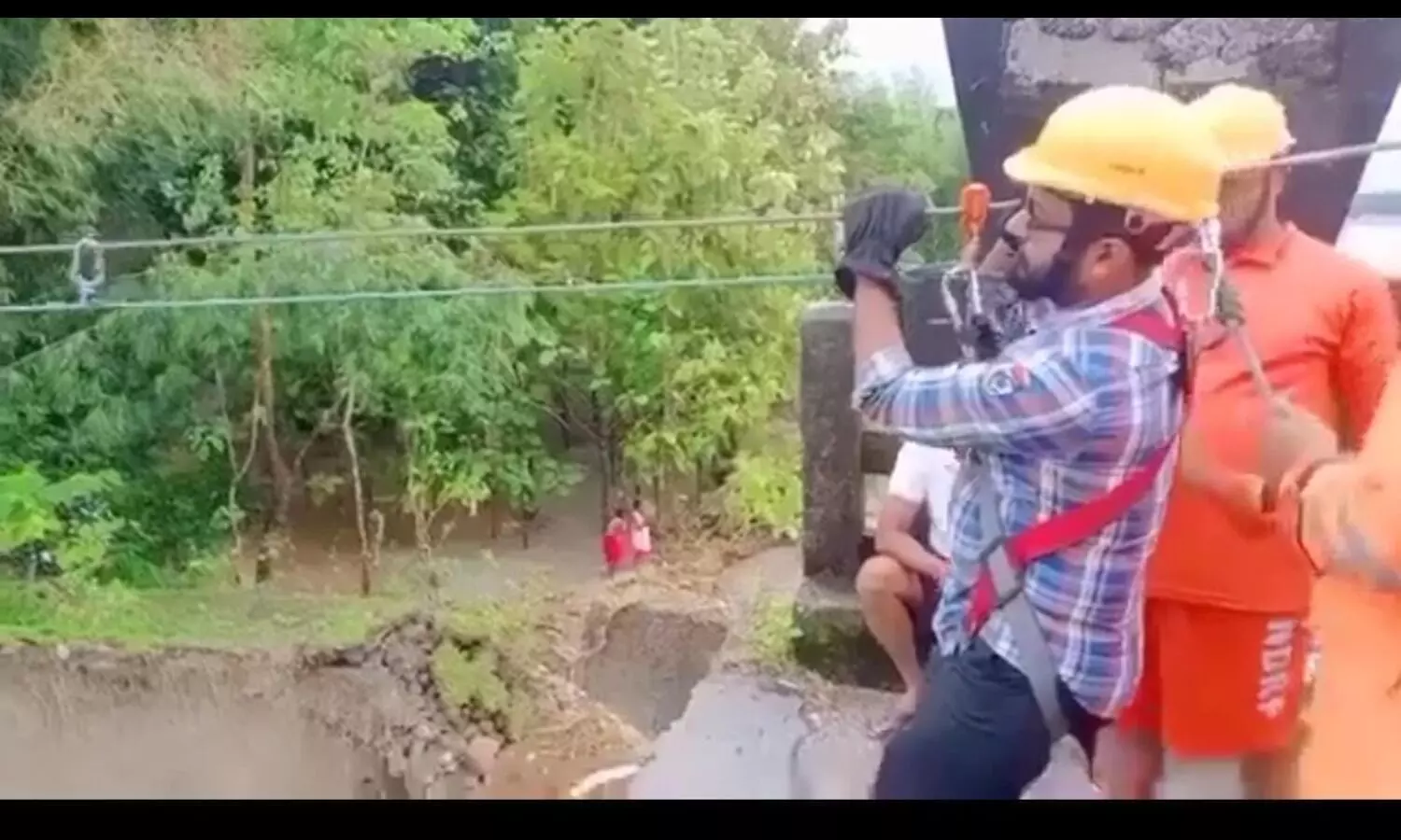 You are currently viewing Viral Video: Doctor crosses gorge to reach flood victims in West Bengal