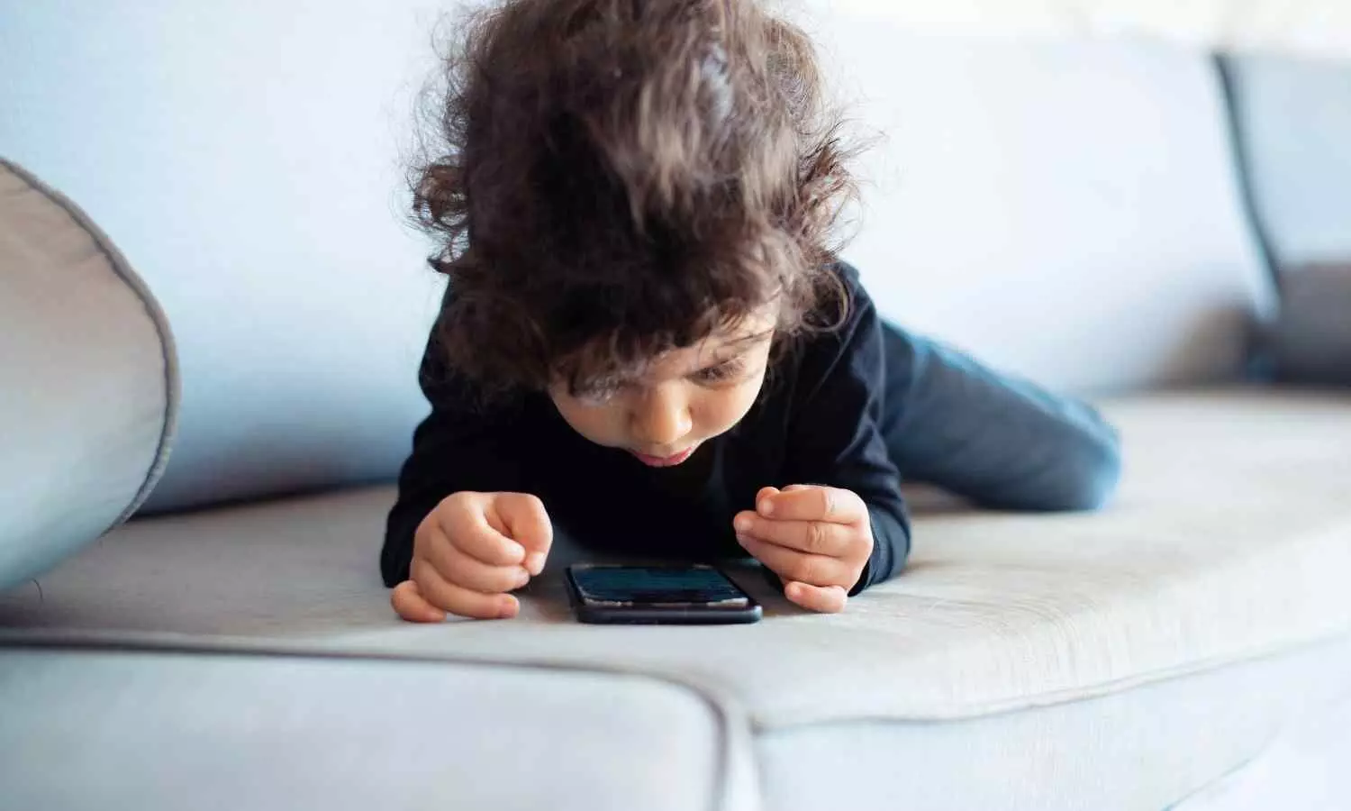 You are currently viewing Too much screen time may be hurting kids’ hearts: Study