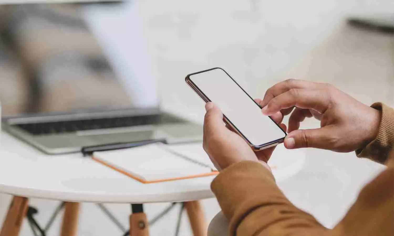 Read more about the article Self-Acupressure App Reduces Fatigue and Improves QoL in Ovarian Cancer: Study