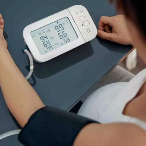 Salivary uric acid simple non invasive test to monitor women with preeclampsia: Study